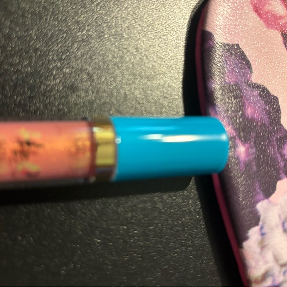 Makeup Lot (Small Makeup Bag with 4 items) - Picture 4 of 7